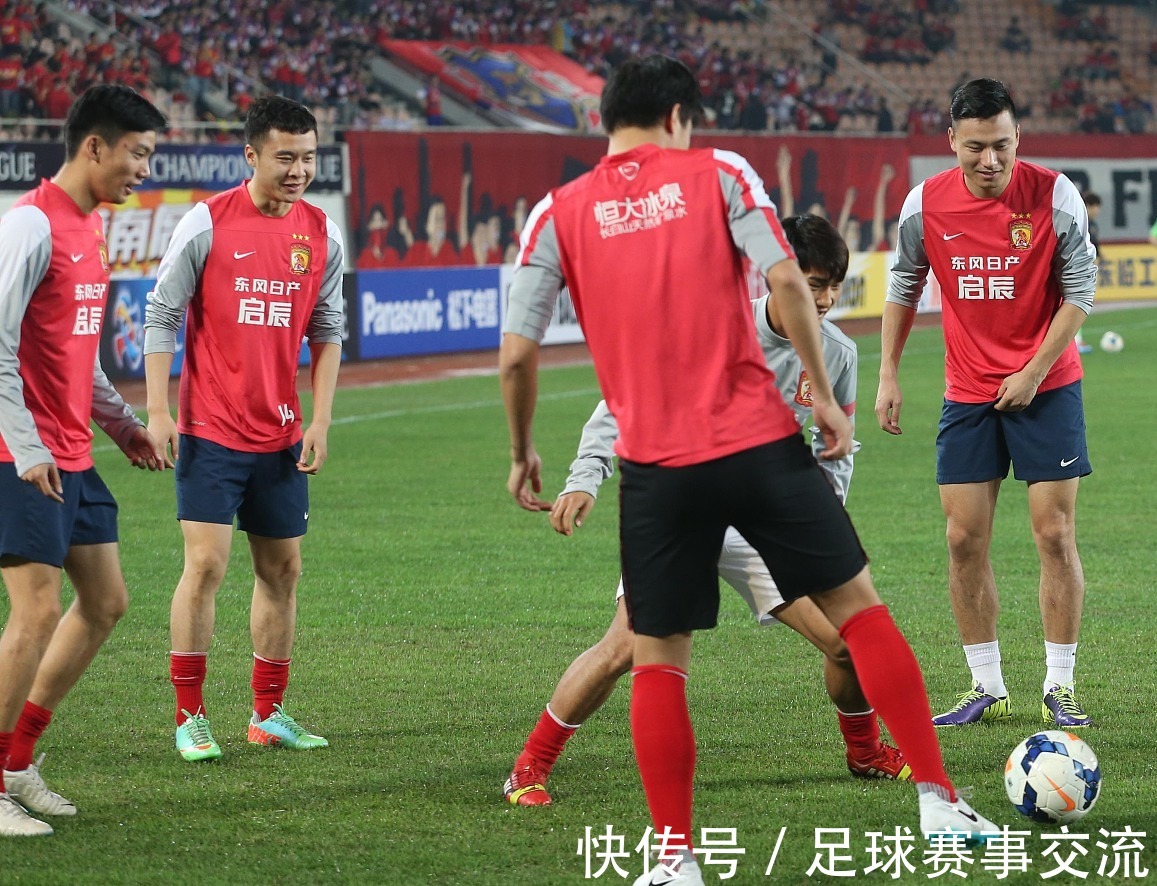 前锋关键时刻破门，球队士气高涨（射手临危建功，全队斗志被点燃）