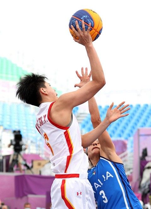 卡利亚里主帅：我在球员时代盯防过C罗，那真是令人激动（卡利亚里主帅回忆球员时期：曾盯防C罗，对决令人兴奋）