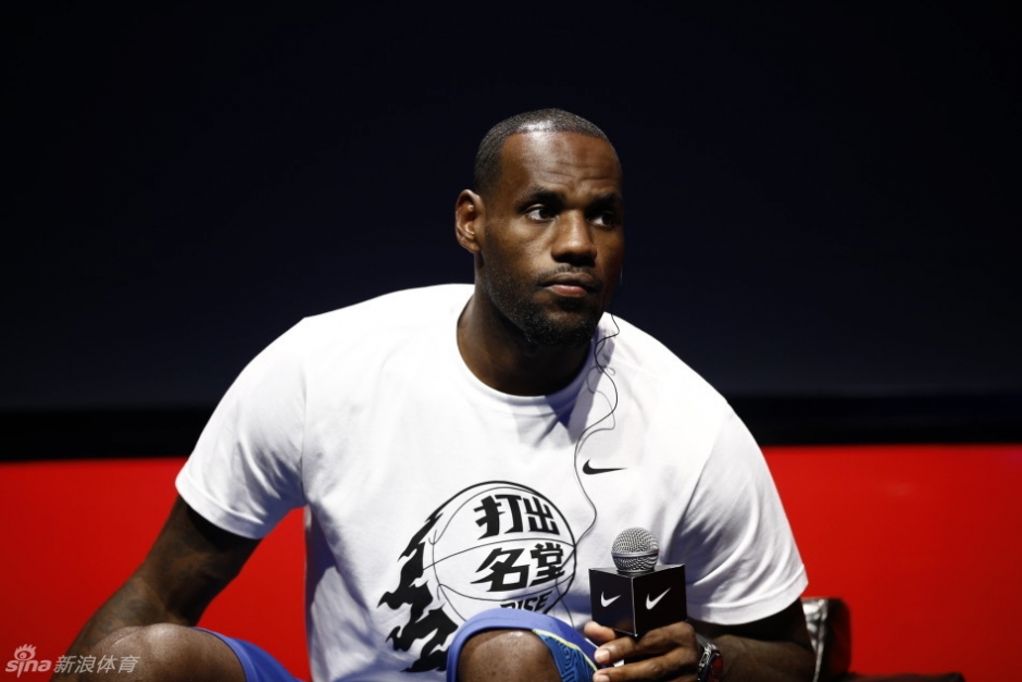 喀麦隆体育部长与足协主席埃托奥决裂，前者指责后者操纵选举（喀麦隆体育部长与足协主席埃托奥关系破裂，部长指控其操纵选举）