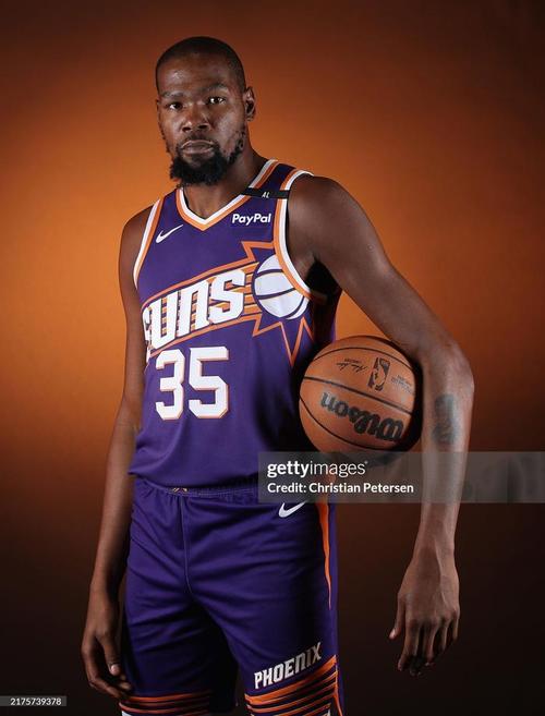 C罗和梅西的真实关系，刷新了球迷的认知（C罗与梅西的关系真相，颠覆球迷想象）