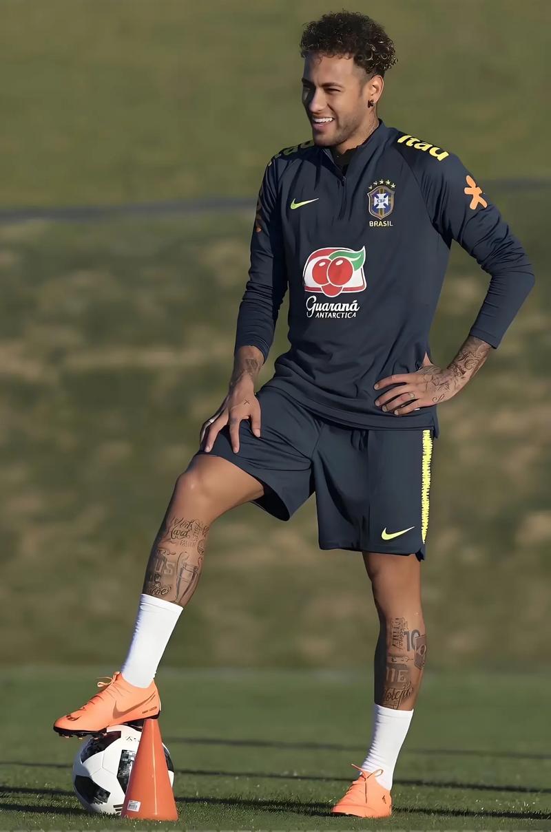 英媒：拜仁有意费耶诺德右后卫里德，但将面临英超俱乐部竞争（英媒：拜仁看中费耶诺德右后卫里德，恐遭多家英超球队竞购）